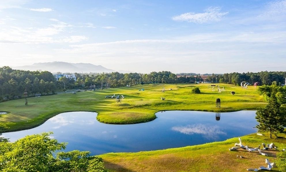 Bảo tàng ngoài trời nằm giữa rừng thông đang gây sốt: Cách Hà Nội hơn 1 tiếng lái xe, quy tụ hơn 100 tác phẩm được dàn dựng giữa không gian ngập nắng và gió