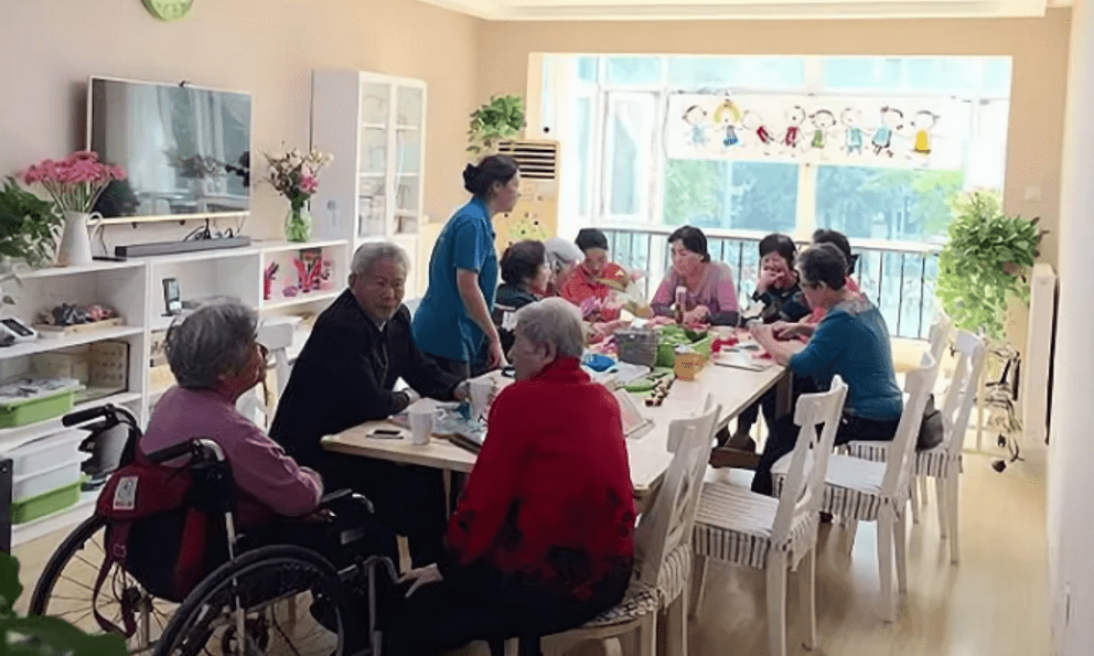 Người đàn ông mở viện dưỡng lão mini ngay tại chung cư, thu nhập hơn 130 triệu/tháng vẫn than thở: 