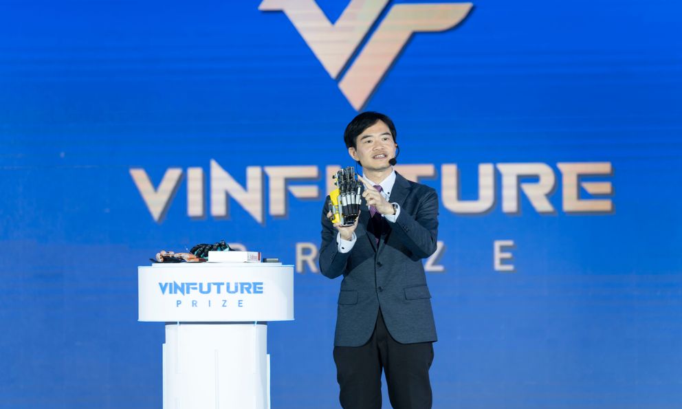 Giáo sư chế tạo robot “đọc” ý định của con người: “VinFuture cho thế giới thấy khoa học công nghệ Việt Nam đã phát triển thế nào”