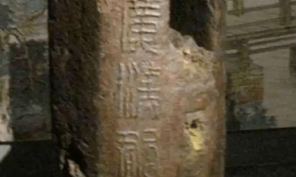 Thả lưới trên sông, người đàn ông run rẩy khi vớt trúng “trụ sắt gỉ” nặng 90kg, chuyên gia xem xong phán: “Đó là báu vật hơn 1.000 tỷ đồng”