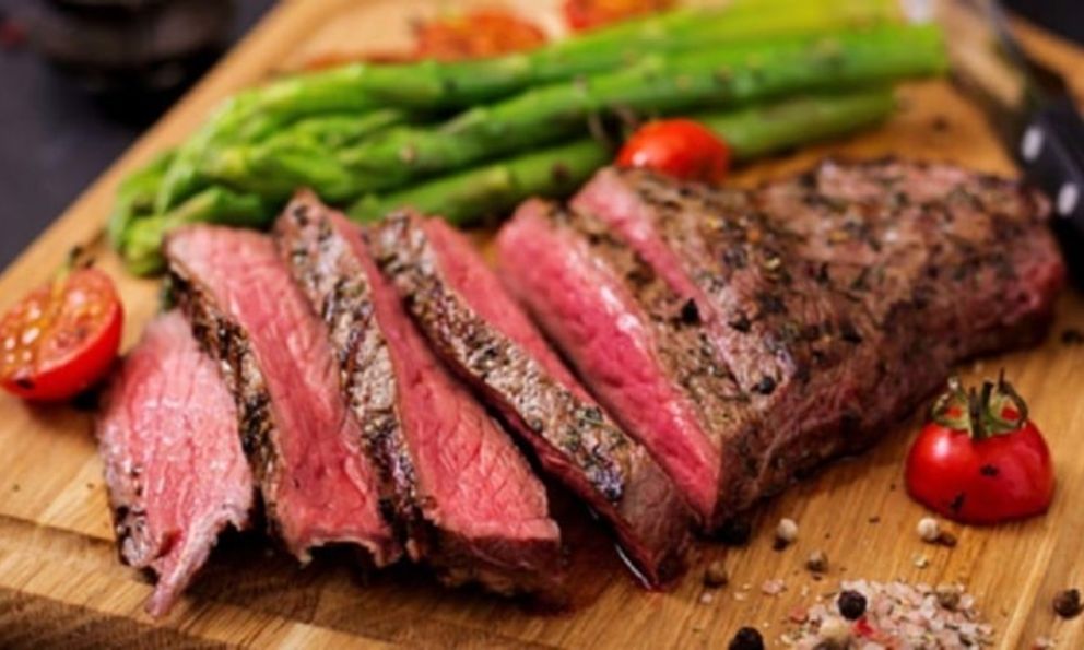 Thịt bò ăn tái vô tư, thịt gà, thịt lợn thì phải tránh tuyệt tối, vì sao?