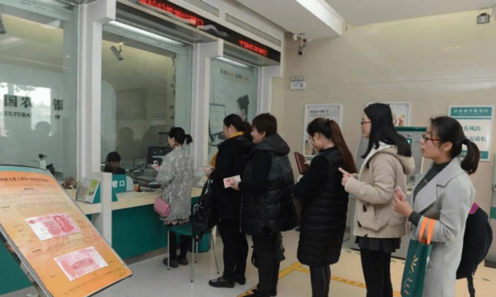 Mang sổ tiết kiệm 149 triệu đồng đi rút, người phụ nữ choáng váng khi nhân viên thông báo: “Chi nhánh ngân hàng nơi chị gửi tiền không tồn tại”