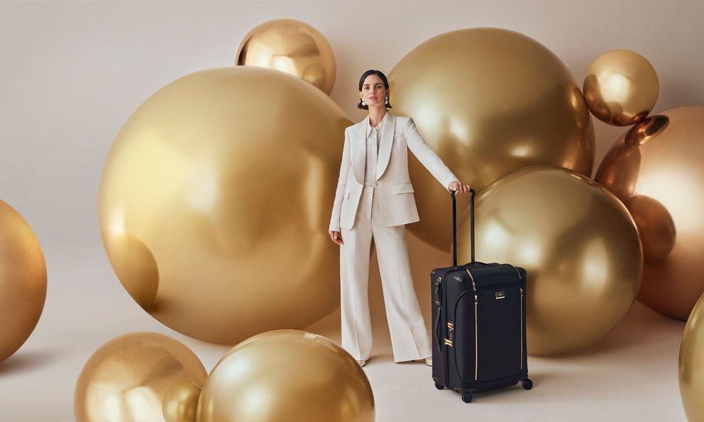 Quà tặng cuối năm lên ngôi với sắc đỏ – đen và nghệ thuật chế tác tinh xảo