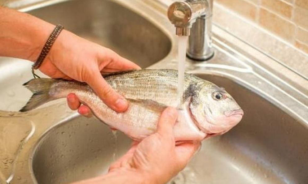  Đừng chỉ rửa cá với nước chanh, loại nước này là 