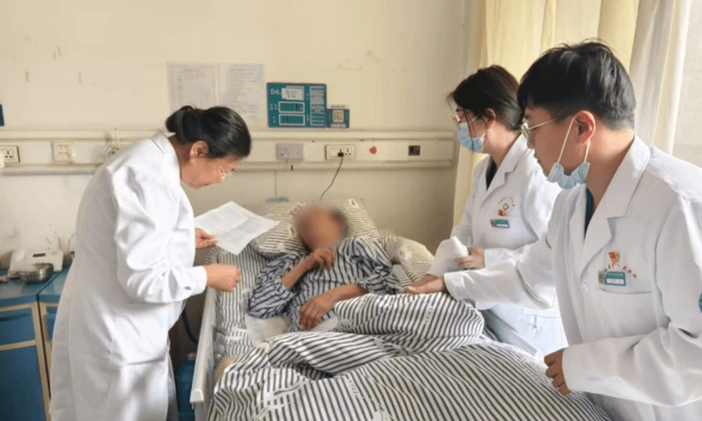 Người phụ nữ 67 tuổi tử vong sau khi ngâm chân vào buổi tối, bác sĩ chỉ ra: “Tuổi càng cao càng phải chú ý điều này!”