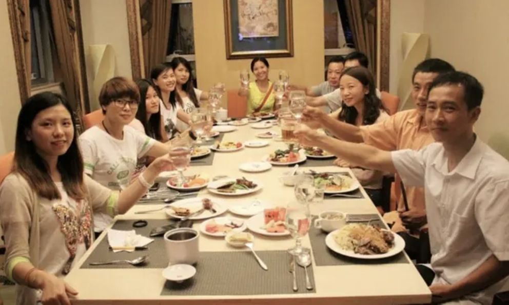 Đi họp lớp các bạn bỏ hết về trước lúc thanh toán: Tôi ở lại cuối cùng với lớp trưởng lại là 'người hưởng lợi nhất'