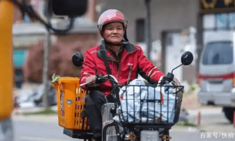 Phát hiện người đàn ông 45 tuổi làm shipper nhưng sở hữu hơn 10 căn nhà, 4 xe ô tô: “Dù lương thấp và vất vả, tôi chưa từng thấy chán nghề”