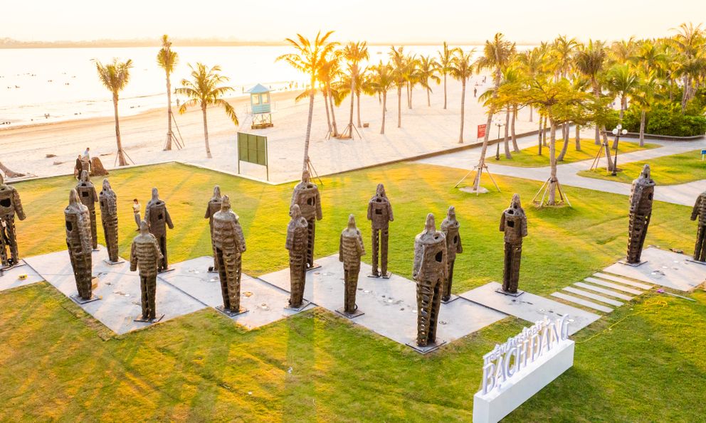 1 triển lãm nghệ thuật đặc biệt bên bờ vịnh di sản Hạ Long thu hút du khách trong nước và quốc tế