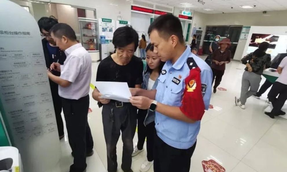 Phát hiện người đàn ông sở hữu 1 chứng chỉ tiền gửi có giá trị lên đến 374.000 tỷ đồng, công an lập tức vào cuộc điều tra