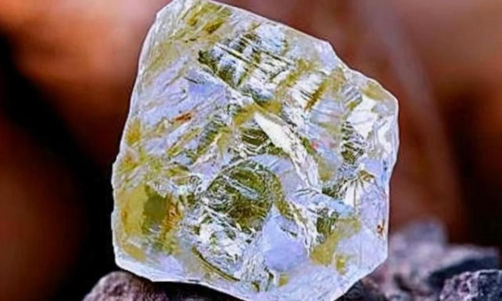 Phát hiện viên kim cương 170 carat khi đi làm ruộng