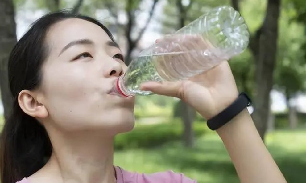 Ngày càng nhiều người suy thận, bác sĩ cảnh báo 8 sai lầm khi uống nước: “Đừng coi nhẹ những thói quen này”