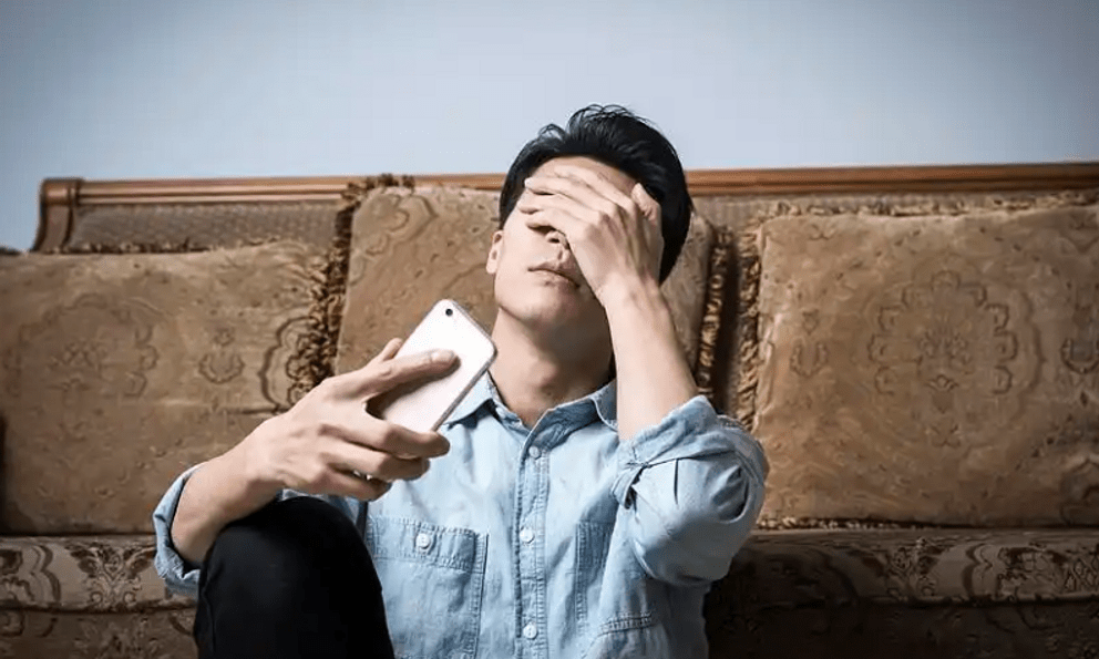 Xin nghỉ ốm vì đau chân, nhân viên bị vẫn sa thải vì đi bộ gần 17.000 bước/ngày, tòa tuyên bố: “Công ty phải bồi thường 440 triệu đồng”