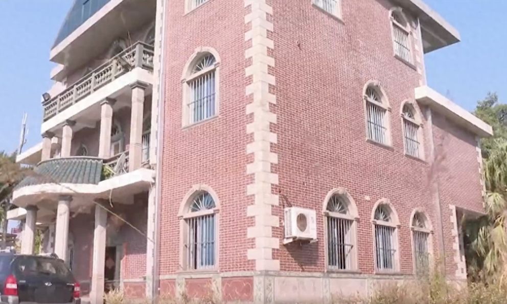 Phát hiện biệt thự 19 tỷ đồng khoá kín có mùi hôi bất thường, người đàn ông 