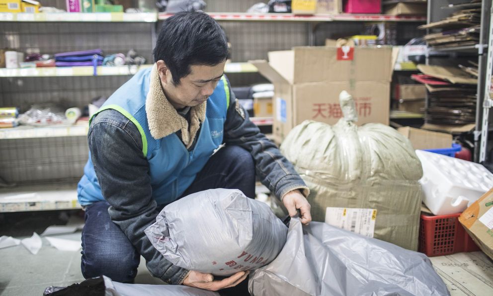 Phát hiện một Phó Giáo sư đại học đi làm shipper, trả lương nhân viên 30 triệu đồng/ tháng: “Thành tựu lớn nhất không phải tiền bạc”