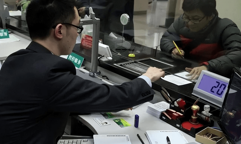 Nhận được 15 tỷ đồng tiền đền bù đất, người đàn ông gửi ngân hàng lấy lãi 500 triệu/năm, đến ngày đáo hạn thì được thông báo: 