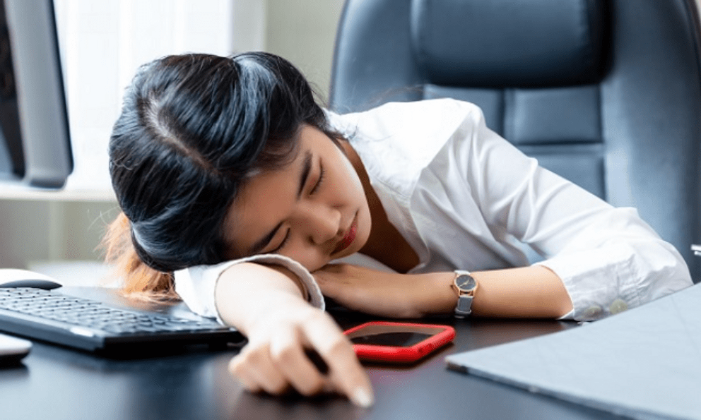 Ai vẫn ngủ trưa tư thế này tại văn phòng nên bỏ ngay