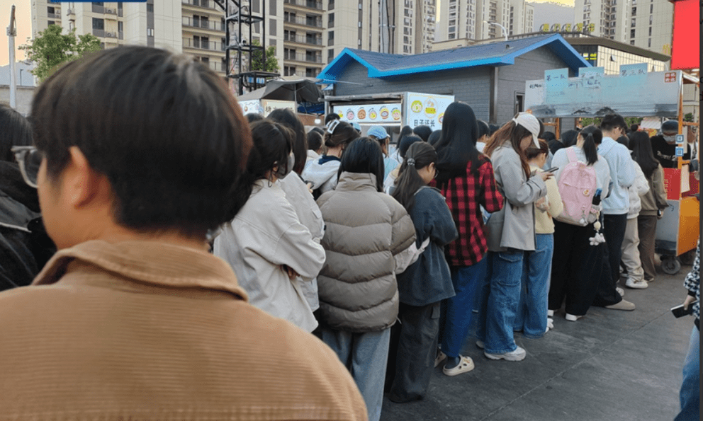 Cảnh tượng lạ lùng: Cả khu phố dùng chung một 1 QR thanh toán, khách kéo đến nườm nượp nhưng tiền không về tài khoản chủ quán