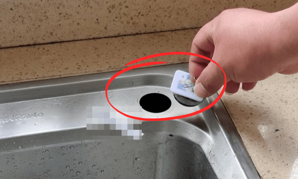  Hơn 90% người dùng không biết hết công dụng thực sự của chiếc lỗ nhỏ bên cạnh bồn rửa bát