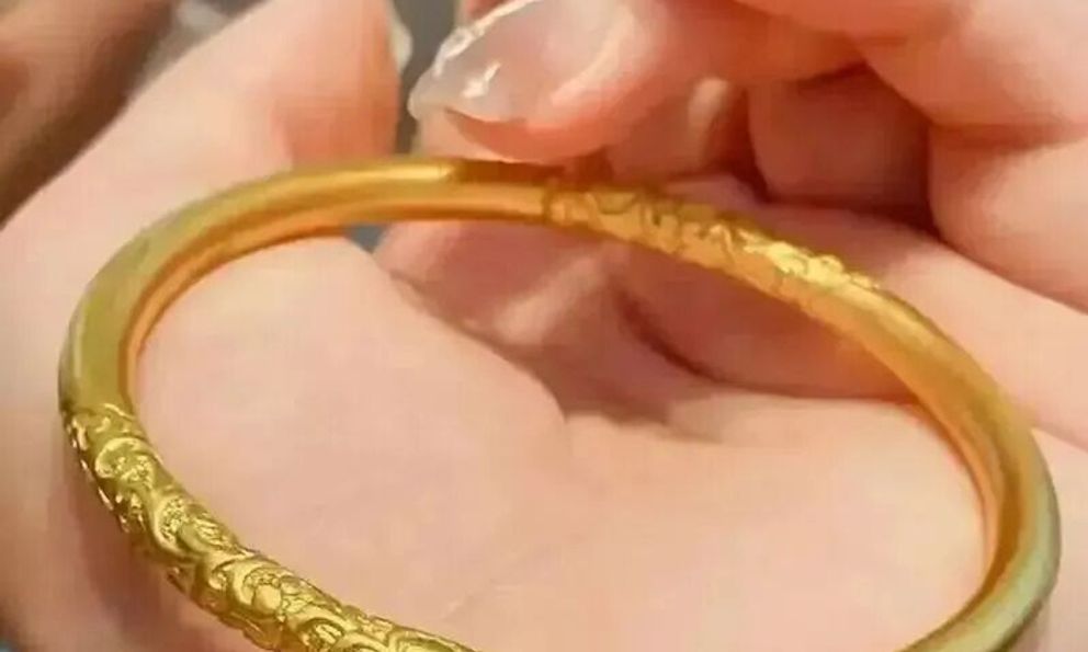 Rửa vòng vàng miễn phí ở chợ, người phụ nữ phát hiện vòng nhẹ đi gần 5g, cảnh sát khẳng định: Chị vừa mất 18 triệu đồng trong 20 giây