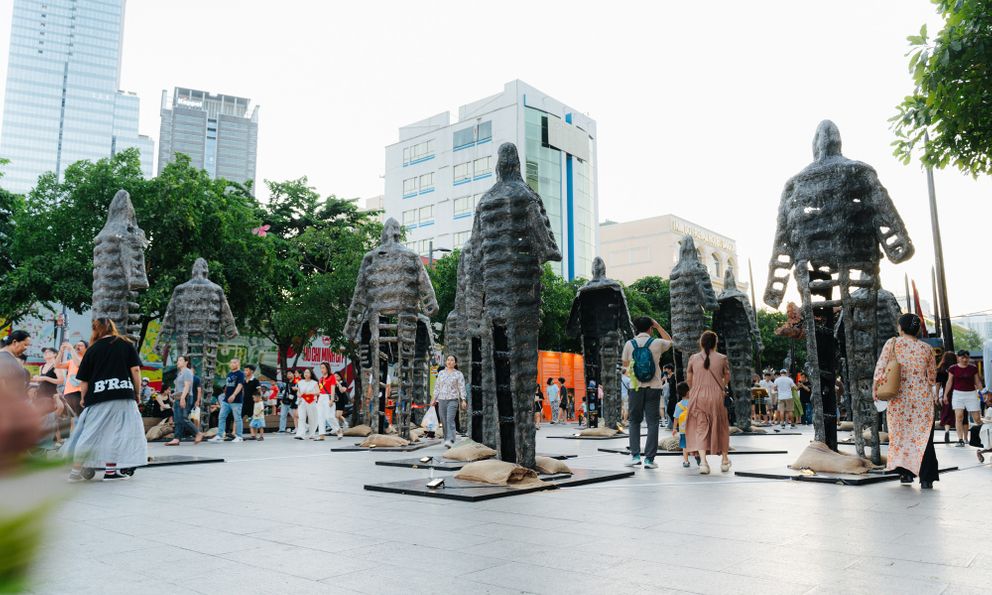 Họa sĩ đứng sau triển lãm lịch sử hút hơn 2 triệu lượt khách trên phố đi bộ Nguyễn Huệ nhận Bằng khen của UBND TP. HCM