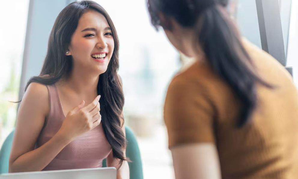 Khi được ai đó khen ngợi, đừng chỉ đáp lại “cảm ơn”: Có 4 cách trả lời thể hiện EQ cao, dễ nhận được thiện cảm