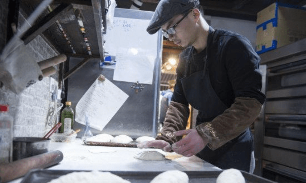 Thạc sĩ Y khoa trường danh tiếng đi bán bánh mì, 3 năm đầu liên tục thua lỗ vẫn khẳng định: “Tôi ghét nhất câu hỏi có hối hận không?”