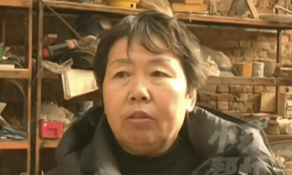 Điều tra dòng tiền hơn 3,9 tỷ đồng liên quan đến 22 lần chuyển khoản mua hàng online của một người phụ nữ