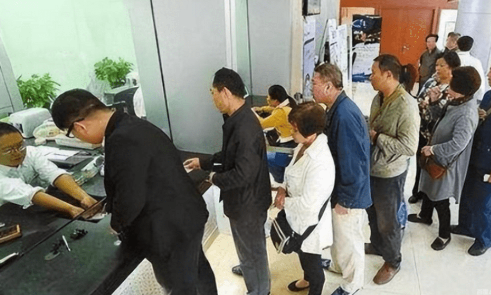 Phát hiện hơn 358 tỷ đồng tiền gửi của 42 khách hàng đồng loạt chảy vào tài khoản ngân hàng của 1 người phụ nữ sinh năm 1962