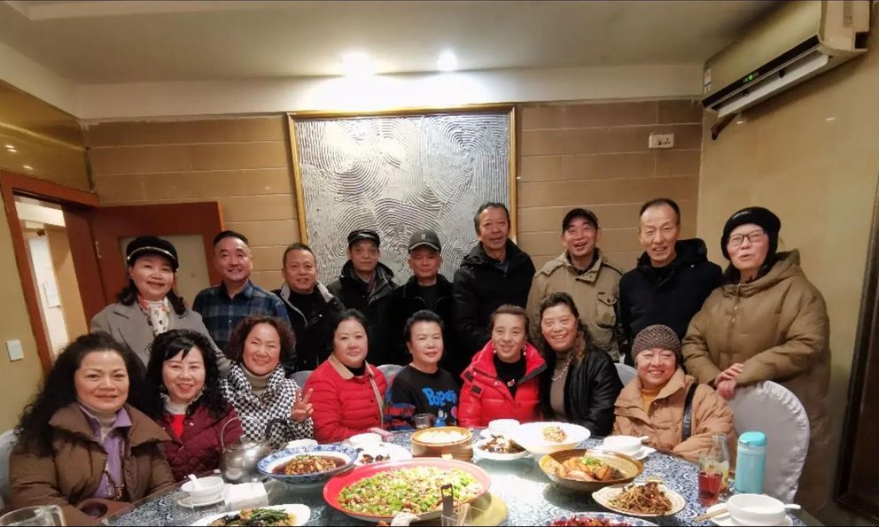 Họp lớp, học sinh giỏi ngồi bàn riêng, tôi ngồi với nhóm trung bình: Cuối buổi lớp trưởng nói 1 câu khiến tất cả “đơ người”, cả đời không thể quên