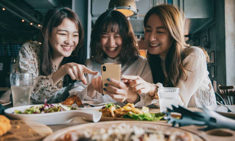 Tôi được thưởng 4 triệu đồng cuối năm, đồng nghiệp giục mở tiệc ăn mừng: Hóa đơn được đưa ra, cả bàn bỗng im bặt