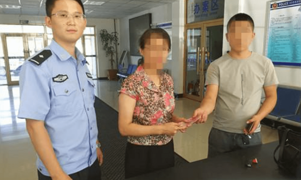 Phát hiện hơn 23 triệu đồng tiền mặt nằm chơ vơ ở khay tiền của cây ATM bị lấy mất, công an đề nghị ngân hàng hỗ trợ xác minh 