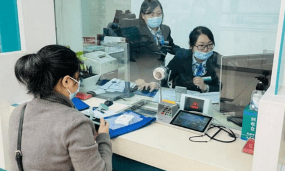 Người phụ nữ rút gần 9 tỷ đồng tiền tiết kiệm để làm đám cưới cho cháu trai, nhân viên ngân hàng bí mật báo cảnh sát: 