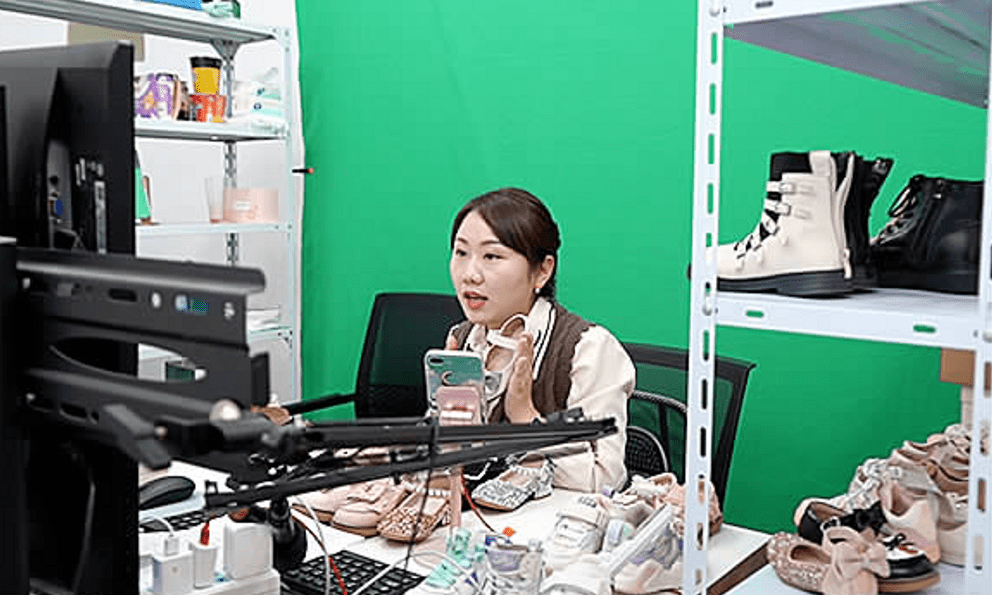 Người phụ nữ mua sỉ 500 đôi giày qua livestream, thanh toán toàn bộ nhưng nhận về 90 sản phẩm kém chất lượng: Ai chịu trách nhiệm?