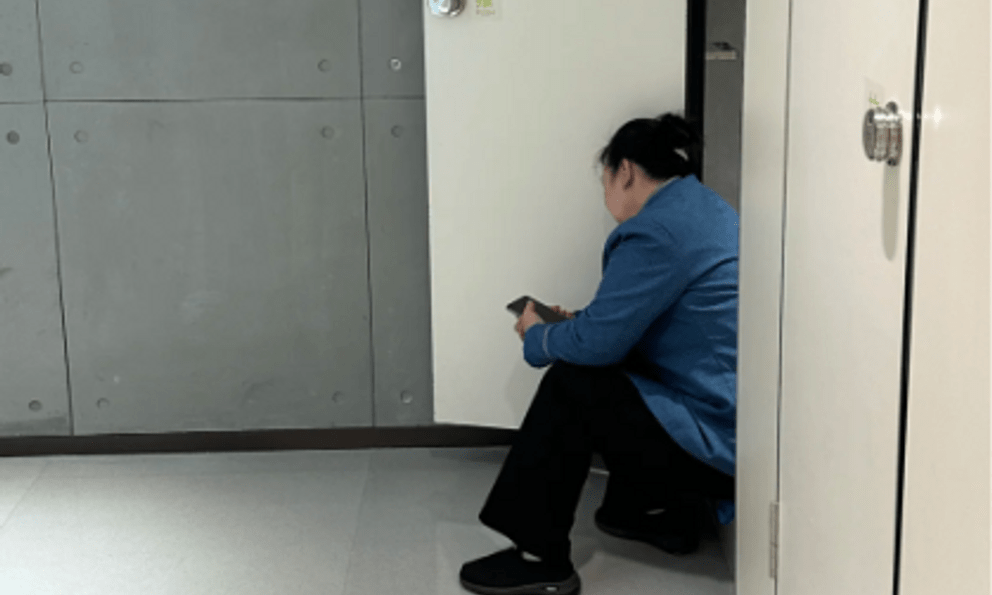 Nữ lao công 48 tuổi ngủ lại công ty suốt 1 tháng, sếp phát hiện, liền đưa 1 mảnh giấy khiến chị bật khóc