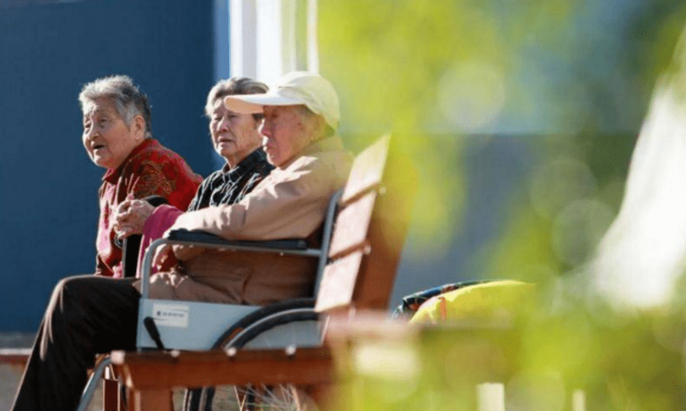 Cụ ông 93 tuổi di chúc tài sản 14 tỷ đồng và 5 BĐS cho hàng xóm, người thân trắng tay đồng loạt kiện ra tòa: 