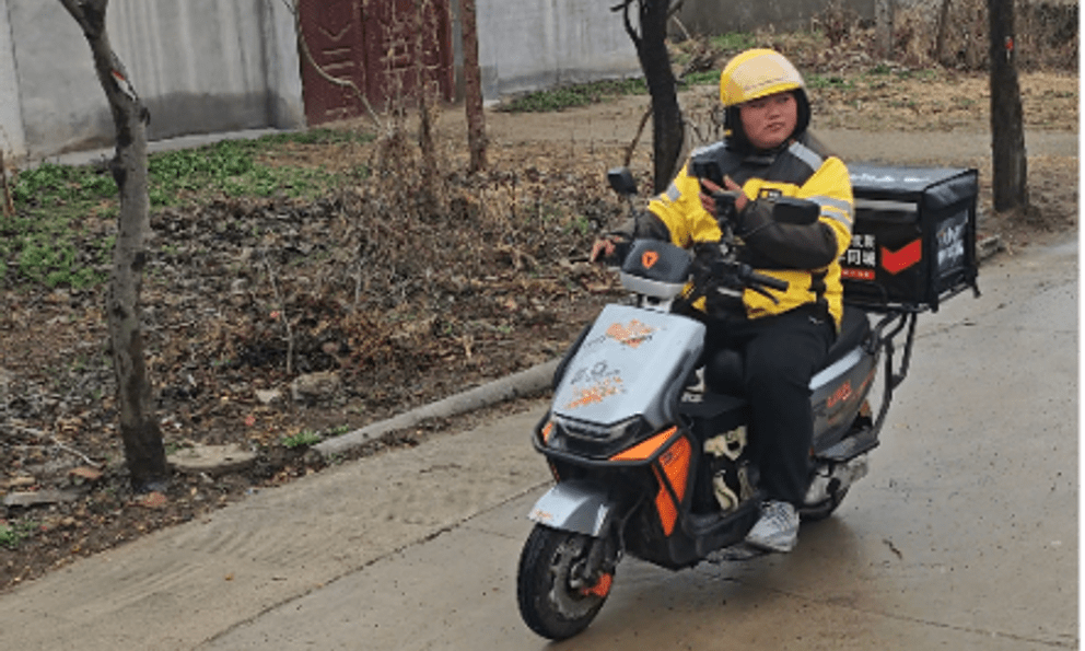 Bỏ phố xá, chàng trai 26 tuổi làm shipper độc quyền ở nông thôn, kiếm gần 40 triệu đồng/tháng: Lương cao, đỡ cạnh tranh lại gần gia đình