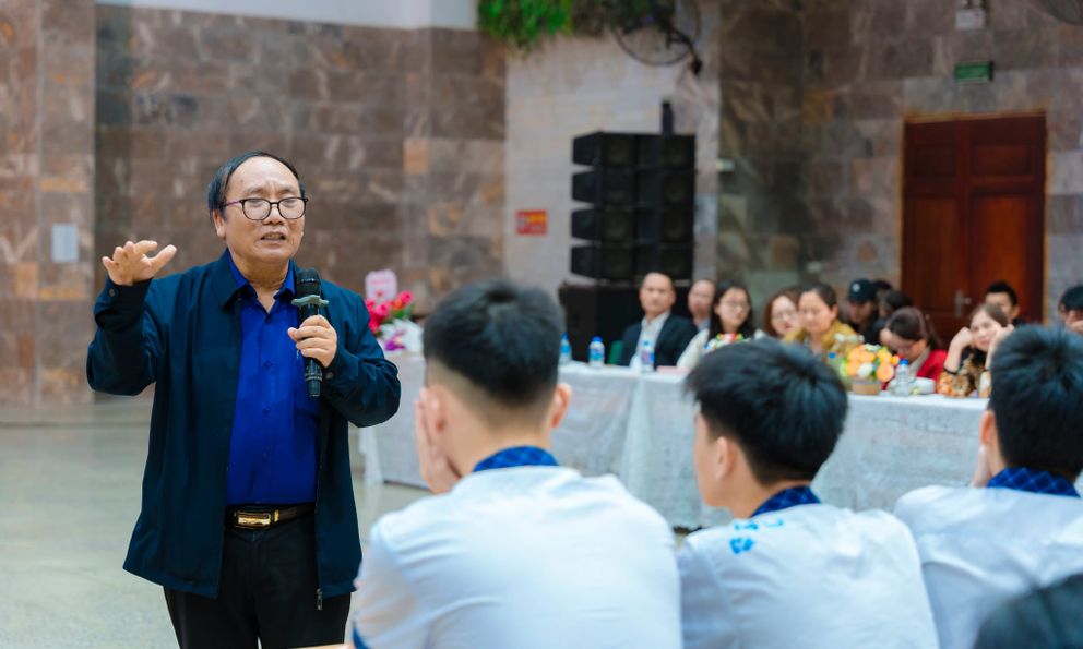 Nhà thơ Trần Đăng Khoa đánh thức trái tim của trẻ nghiện game: 