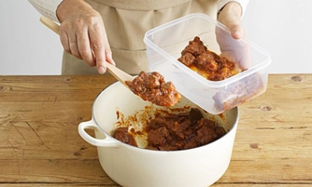 Thức ăn thừa gây ung thư: Vì sao có món để qua đêm vẫn ăn được, nhưng có món hâm nóng kỹ đến đâu cũng đừng tiếc?