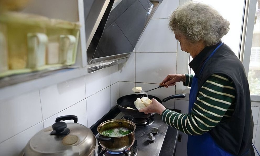 Người phụ nữ 57 tuổi dùng mỡ lợn nấu ăn suốt 3 năm, đi khám sức khoẻ bác sĩ ngạc nhiên hỏi: 