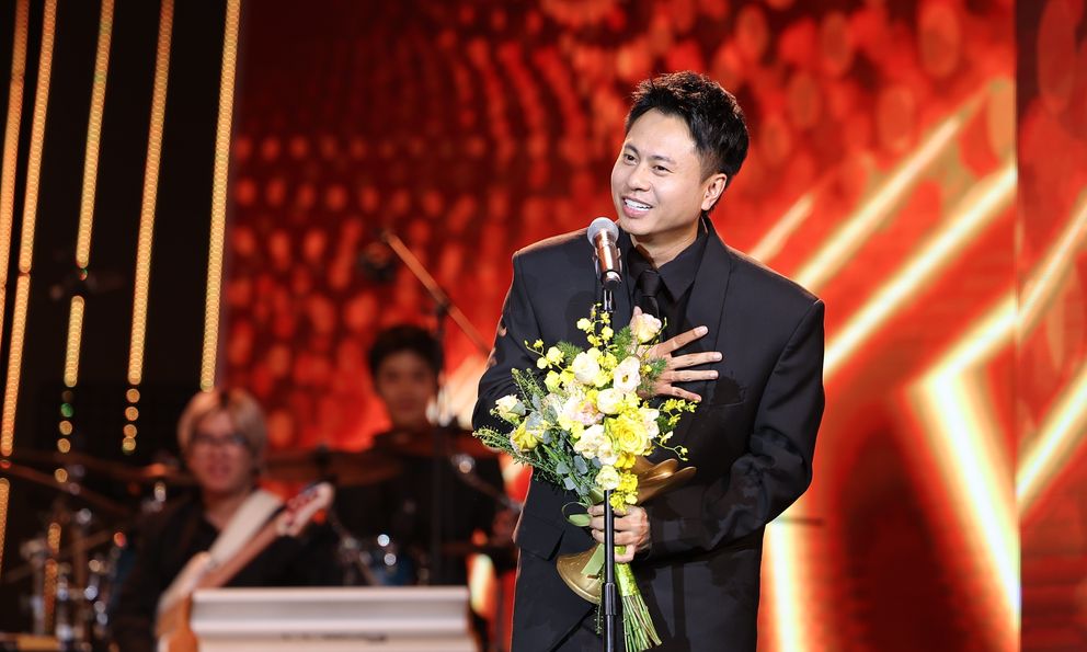 Nhạc sĩ 8X vừa giữ vai trò Giám đốc âm nhạc, vừa “ẵm” luôn giải thưởng cao quý tại Lễ trao giải Cống hiến lần thứ 20