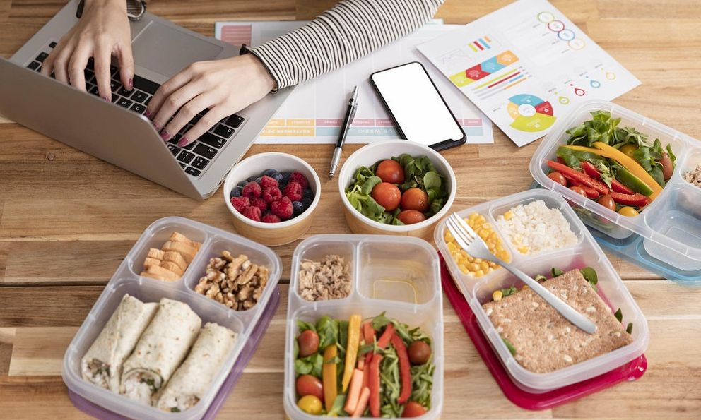  Đừng để hộp cơm trưa thành nguy cơ sức khỏe: Đây là những điều dân văn phòng nên lưu ý