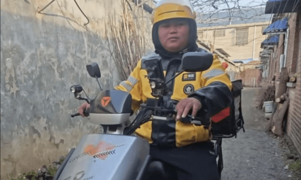 Một mình phục vụ cả thị trấn: Nghề shipper ở quê có thực sự “hái ra tiền”?