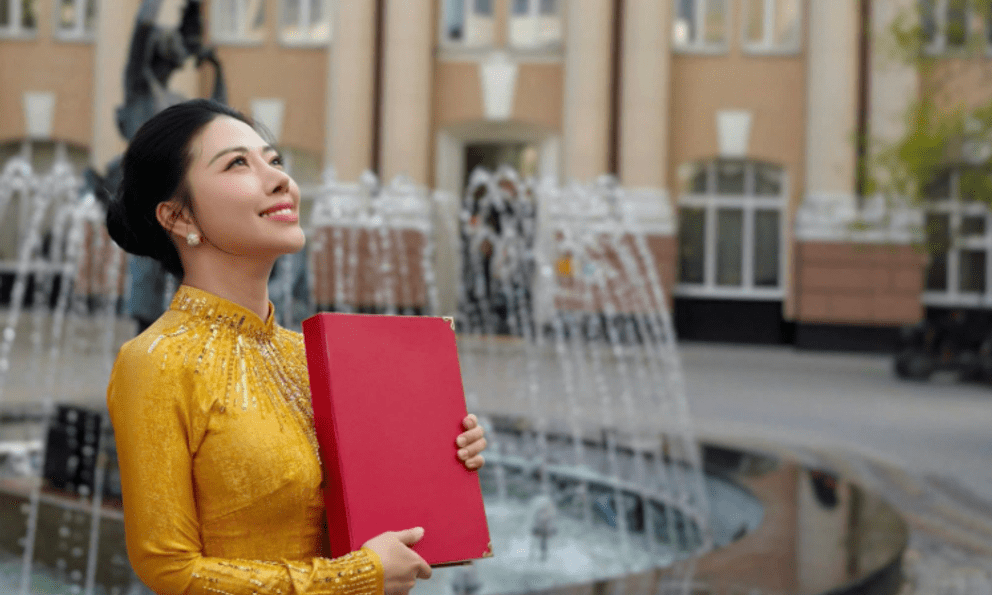 Nữ ca sĩ Việt bảo vệ thành công luận án Tiến sĩ tại Nga với số điểm tuyệt đối