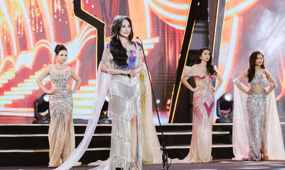 Nữ giám đốc Phú Thọ đăng quang cuộc thi sắc đẹp doanh nhân, được danh ca Ngọc Sơn trao vương miện