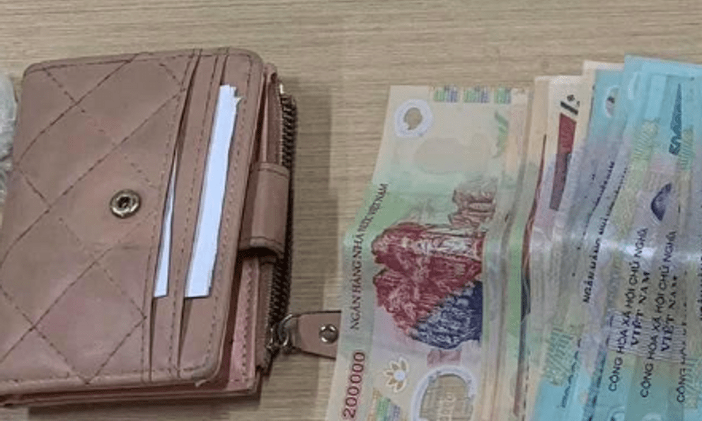 Phát hiện 4.000.000 đồng cùng 1 nhẫn vàng nằm chơ vơ ở Khu du lịch Tam Đảo, công an liên hệ Trần Minh Đức SN 1991 để xác minh 