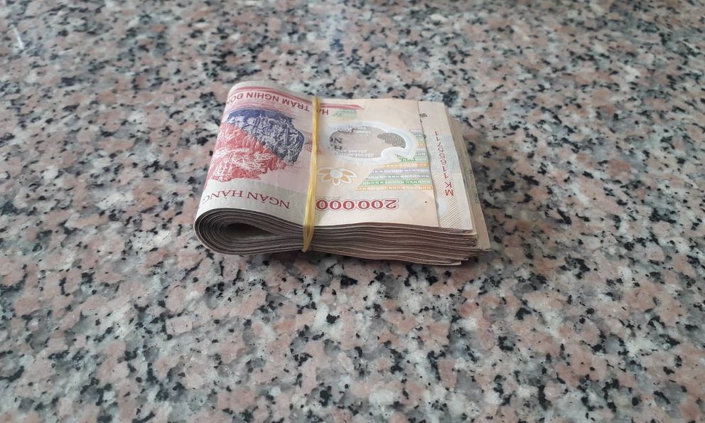  Nam sinh SN 2013 giao nộp cọc tiền 10.600.000 đồng cho công an, cơ quan chức năng khẩn trương xác minh