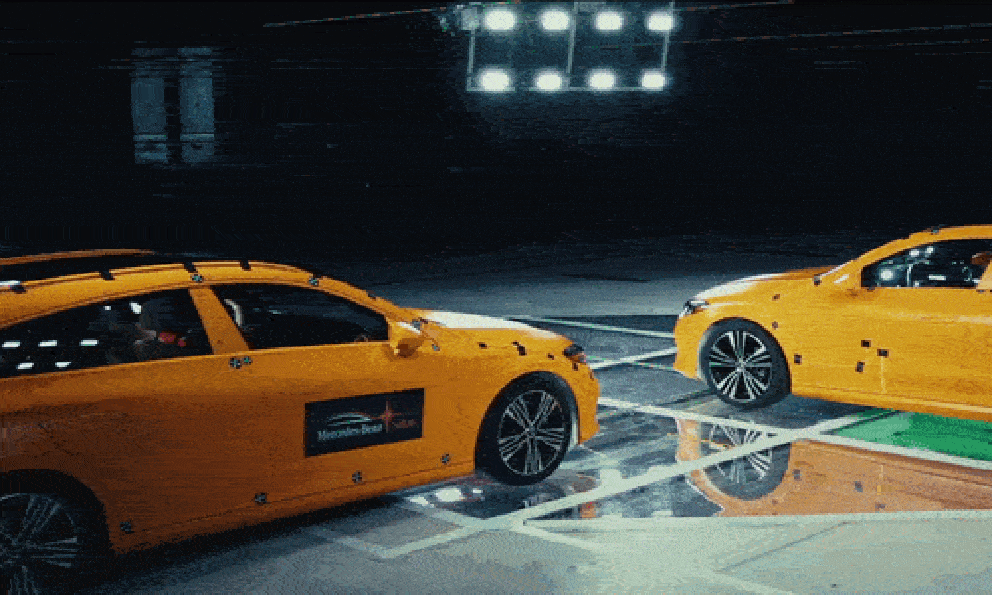 Clip: Mercedes-Benz cho đâm 2 chiếc CLA vào nhau để chứng minh 2 thứ từng gây tranh cãi về an toàn