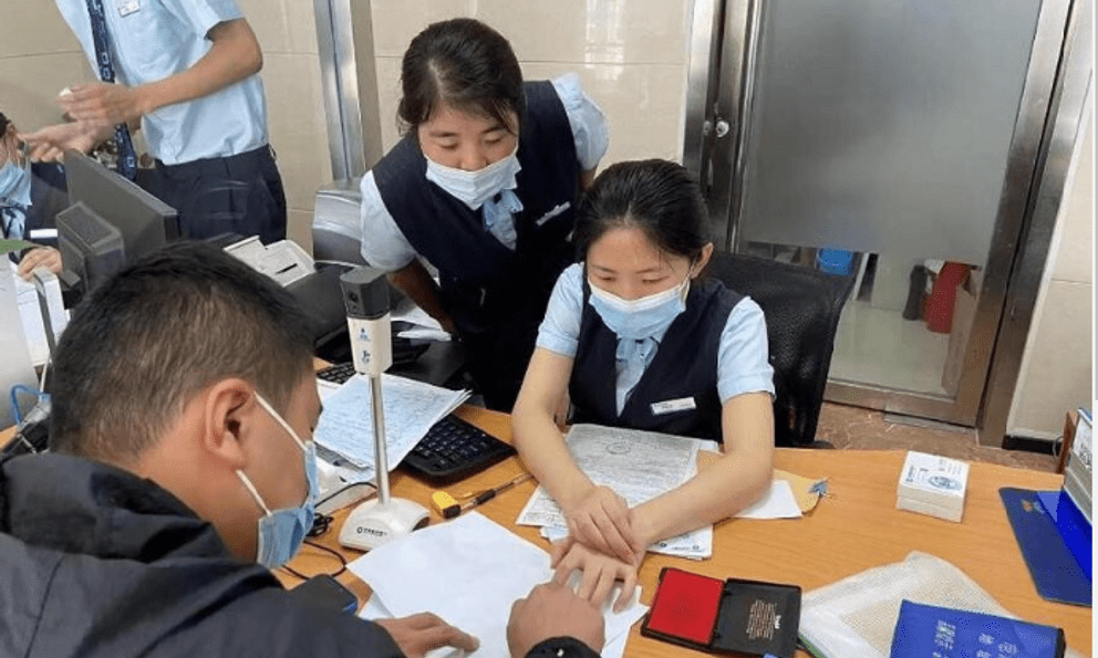 Người đàn ông gửi tiết kiệm 870 triệu đồng, vài ngày sau quay lại rút thì ngân hàng thông báo: 