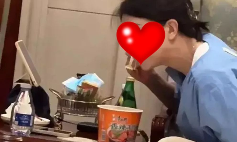 Bức ảnh chụp trộm nữ thần sắc đẹp đang ăn mỳ gói sau nhiều năm vẫn gây sốt MXH 