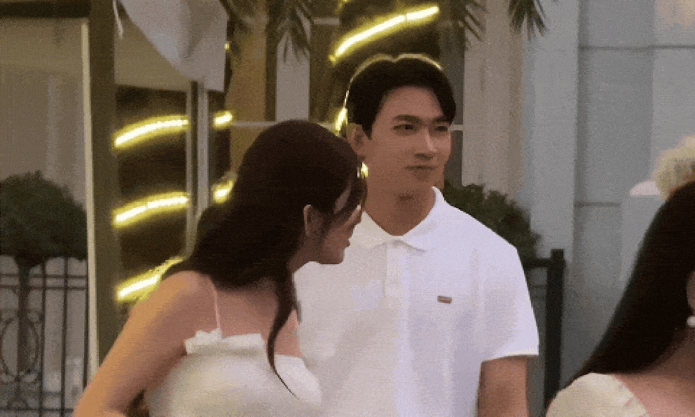 Cặp đôi Vbiz phim giả tình thật dính như sam, lộ 1 hành động cưng chiều hết mức tại tiệc riêng tư khiến dàn sao lên tiếng